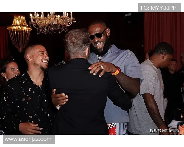 当篮球巨星遇上足球传奇同框展现跨界体育巅峰魅力时刻