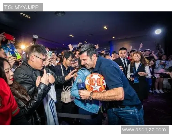 球迷激动见证偶像风采 足球场上明星与粉丝亲密互动瞬间回顾