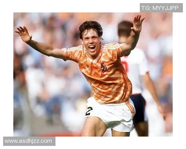 足球三剑客风采全景展示：传奇球员默契配合与精彩瞬间回顾