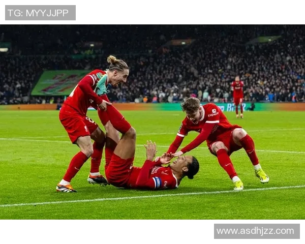 足球球星场上亲吻瞬间揭秘：激情与友情交织的精彩时刻